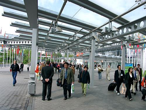 Einer der Eing�nge zu den Messehallen der Interzoo