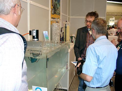 Daniel Knop mit Dipl. Biologe J. D�rbaum vor dem Oloid von Schuran