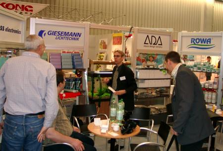 Eackart Haeberlin und Hans-Werner Balling am Tropic Marin Stand auf der Interzoo 2004 in Nrnberg