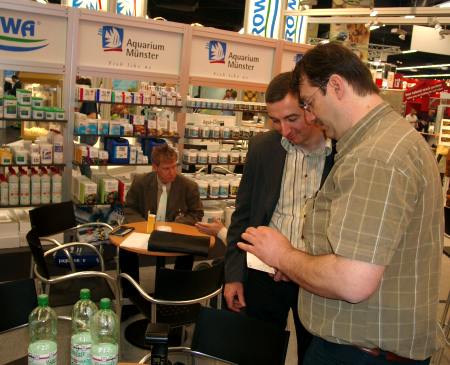 Harald Mlder und Hans-Werner Balling beim ablesen des Po4 Tests auf dem Tropic Marin Stand Interzoo 2004